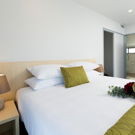 2 On Whiteleigh And 239 On Lincoln Motel Christchurch Exterior foto A bedroom at the hotel