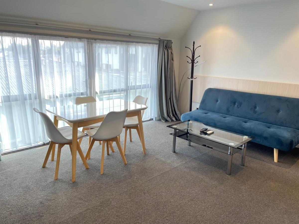 2 On Whiteleigh And 239 On Lincoln Motel Christchurch Exterior foto A living room in a serviced apartment in London