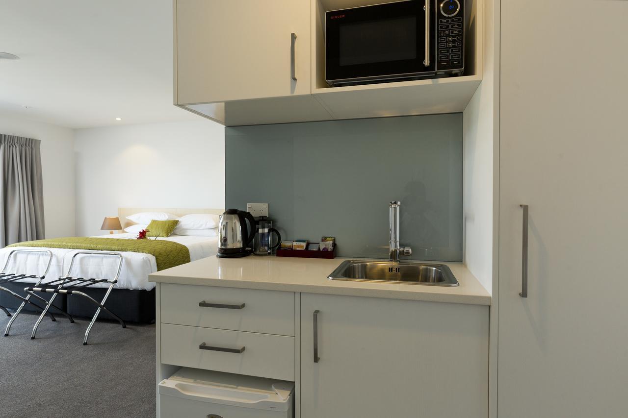 2 On Whiteleigh And 239 On Lincoln Motel Christchurch Exterior foto A kitchenette in a hotel room